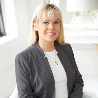 Portrait photograph of Baird & Warner Agent, Ashley Berke