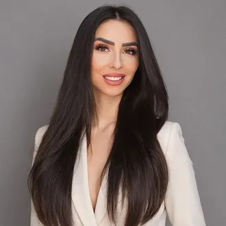 Portrait photograph of Baird & Warner Agent, Adriana Tiperciuc