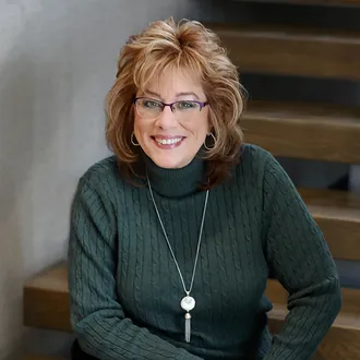 Portrait photograph of Baird & Warner Agent, Cheryl Bellavia